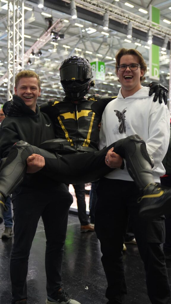 Der Gotham Rider beim Fan Meet and Greet auf einer Motorrad Messe